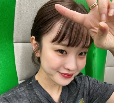 ピースしている森迫永依