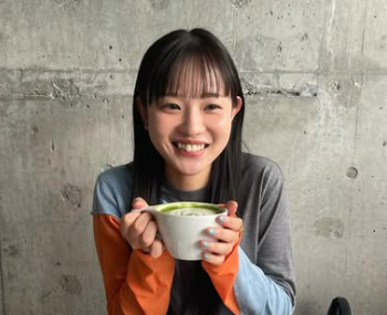 お茶を飲んでいる森迫永依