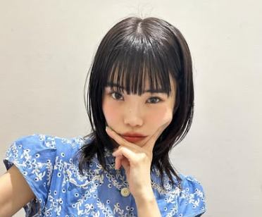 ピースしているアイナジエンド