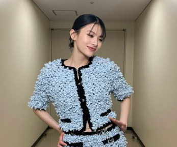 ポージングしている出口夏希