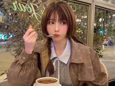 食べているえなこ