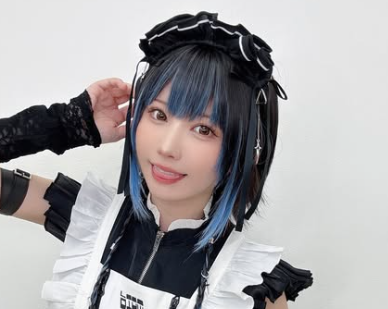 ポーズしているえなこ