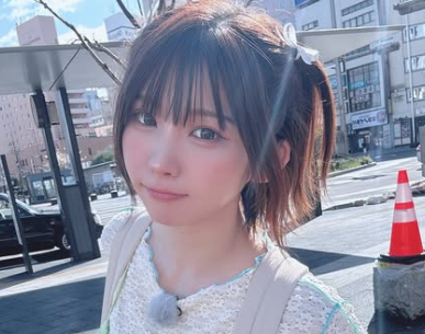 笑っているえなこ