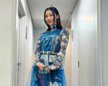 青いドレスを着ているファーストサマーウイカ