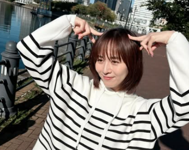 ピースしている比嘉愛未