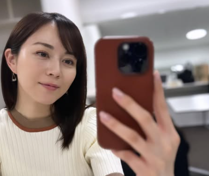 スマホで自撮りする比嘉愛未