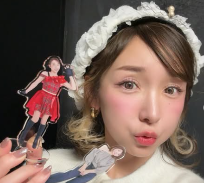 人形を持っている加護亜依