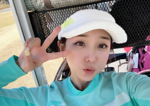 ピースしている加護亜依