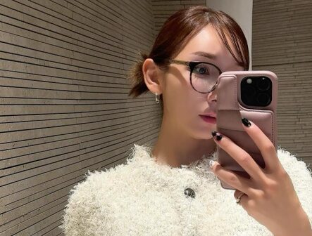 スマホを持っている加護亜依