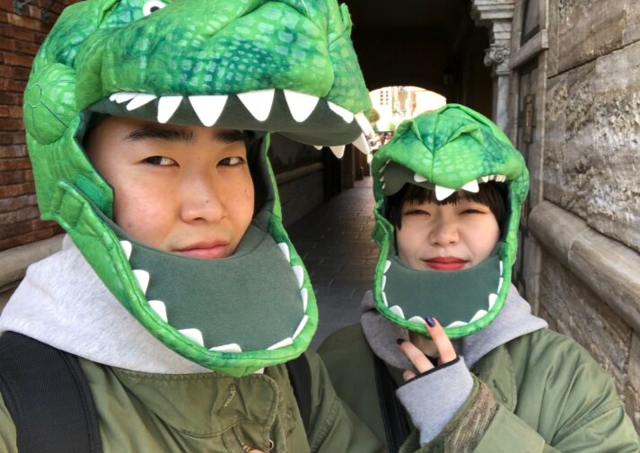 被り物を被っているこっちのけんとと妻のブル