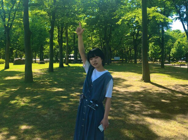 ピースしているブル氏