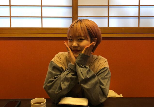 笑っているこっちのけんとの妻のブル