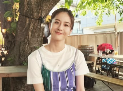 笑っている松本若菜