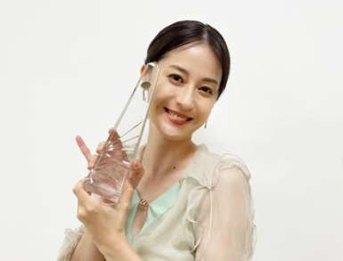 トロフィーを持っている松本若菜