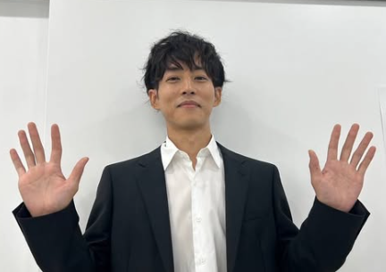 両手を挙げている松坂桃李