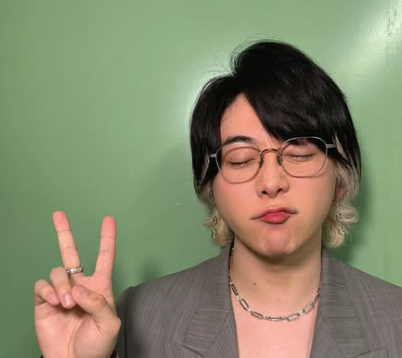 眼鏡をかけている大森元貴