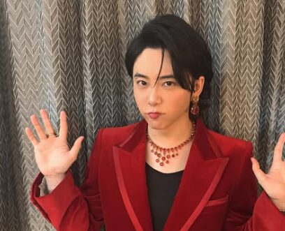 手を挙げている大森元貴