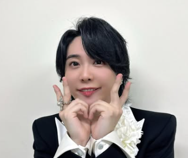 両手でピースしている大森元貴