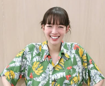 笑っている佐藤栞里