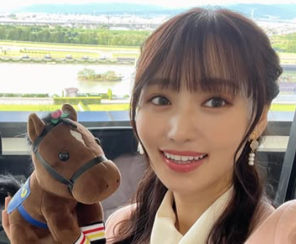 馬の人形を持っている菅井友香