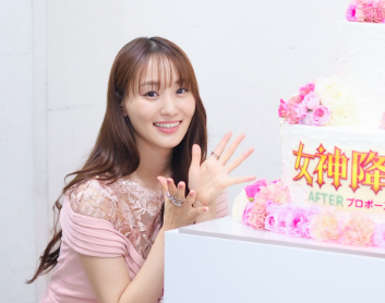 笑っている菅井友香