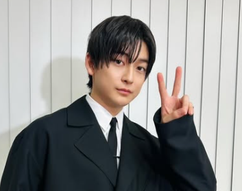 ピースしている高橋文哉