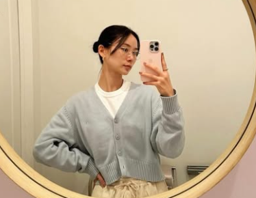 自撮りしている朝日奈央
