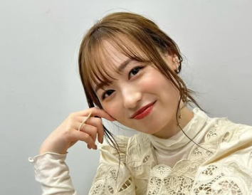 笑っている福原遥