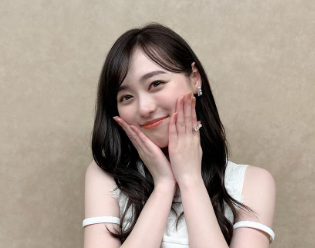 笑っている福原遥