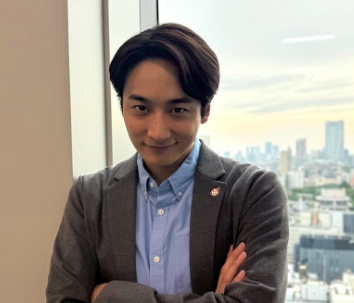 腕組している小関裕太