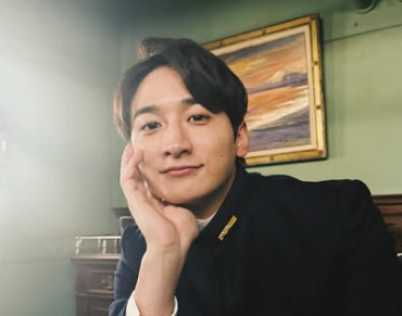 笑っている小関裕太
