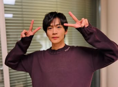 ピースしている松下洸平