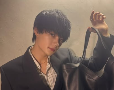 バッグを持っている佐野勇人