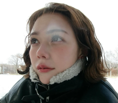 笑っている村重杏奈