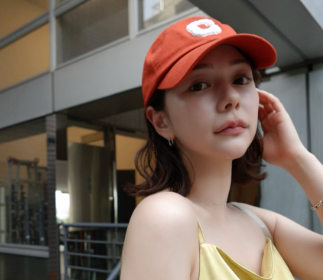 キャップを被っている村重杏奈