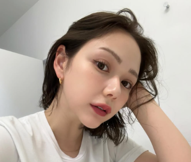 笑っている村重杏奈
