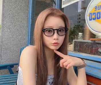 眼鏡をかけている重盛さと美