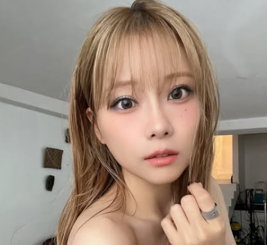 笑っている重盛さと美