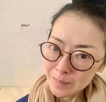眼鏡をかけている遠野なぎこ