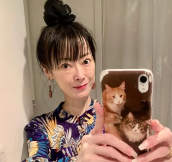 スマホを持っている遠野なぎこ