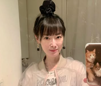 スマホを持っている遠野なぎこ