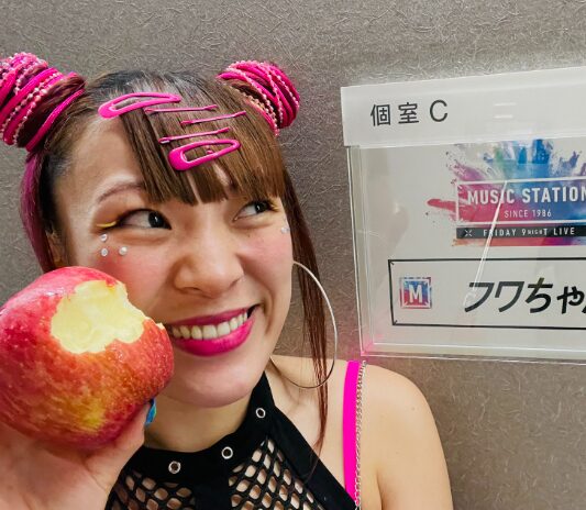りんごを持っているふわちゃん