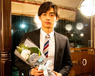 花束を持っている濱尾ノリタケ