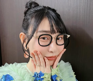 笑っているハシヤスメ・アツコ