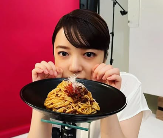 ポーズを取っている上白石萌音