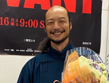 花束を持っている河内大和