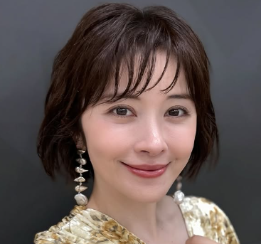 イヤリングを付けている宮沢エマ