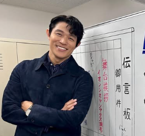 笑っている鈴木亮平