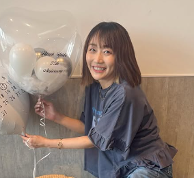 風船を持っている矢井田瞳