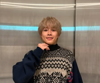 笑っているコムドットゆうた